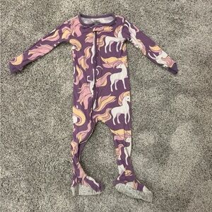 Carter’s unicorn 🦄 pajamas size 24m